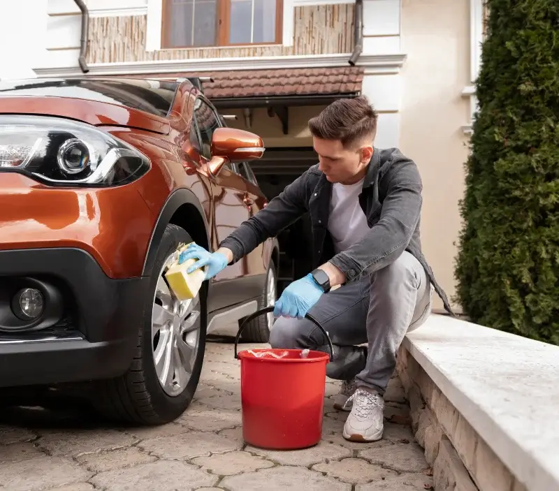 Lavage auto à domicile Roullet-Saint-Estèphe : professionnel intervenant sur un véhicule